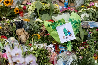 Gėlės prie Didžiosios Britanijos ambasados Berlyne pagerbiant Elžbietos II-osios atminimą / Žygimanto Gedvilos / BNS nuotr.