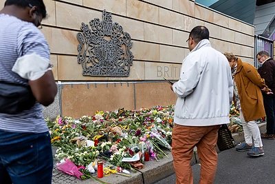 Gėlės prie Didžiosios Britanijos ambasados Berlyne pagerbiant Elžbietos II-osios atminimą / Žygimanto Gedvilos / BNS nuotr.