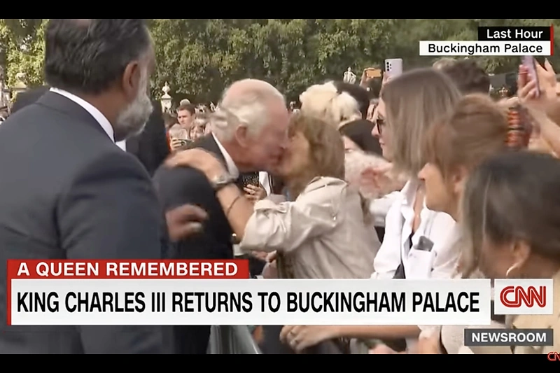 Karališkosios šeimos gerbėja bučiuoja karalių Charlesą III / stop kadras