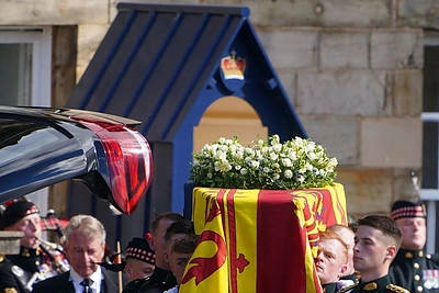 Karalienės Elžbietos II karstą Edinburgo gatvėmis lydinti procesija / „Scanpix“ nuotr.