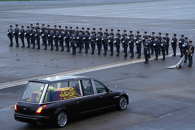 Elžbietos II karstas pakeliui į Bakingamo rūmus / „Scanpix“ nuotr.