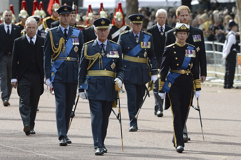 Elizabeth II karstas pervežtas į Vestminsterio salę / „Scanpix“ nuotr.