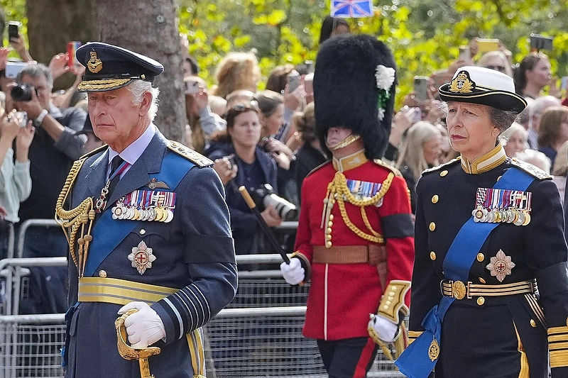 Elizabeth II karstas pervežtas į Vestminsterio salę / „Scanpix“ nuotr.