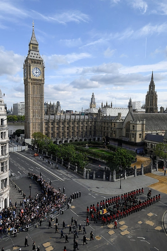 Elizabeth II karstas pervežtas į Vestminsterio salę / „Scanpix“ nuotr.