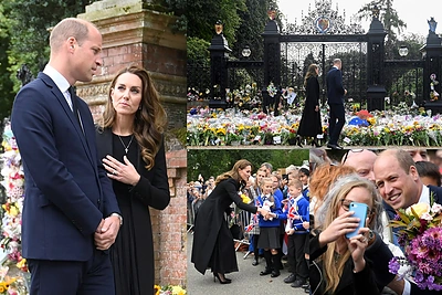 Pirmas oficialus naujųjų Velso princo ir princesės renginys: aplankė gedinčiuosius Norfolke