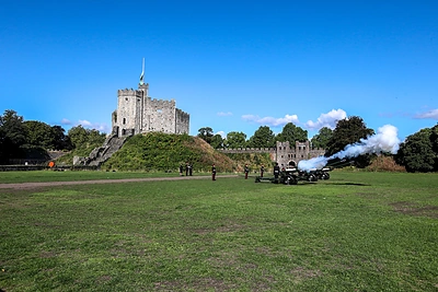Karalius Charlesas III ir karalienė konsortė Camilla lankėsi Velse / „Scanpix“ nuotr.