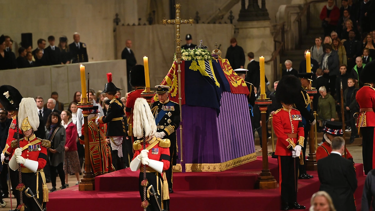 „Princų budynės“ prie Elizabeth II karsto / AFP/„Scanpix“ nuotr.