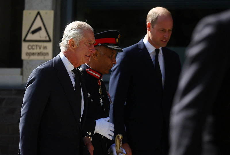 Laukiančiuosius eilėje prie Elizabeth II karsto aplankė karalius Charlesas III ir princas Williamas / „Scanpix“ nuotr.