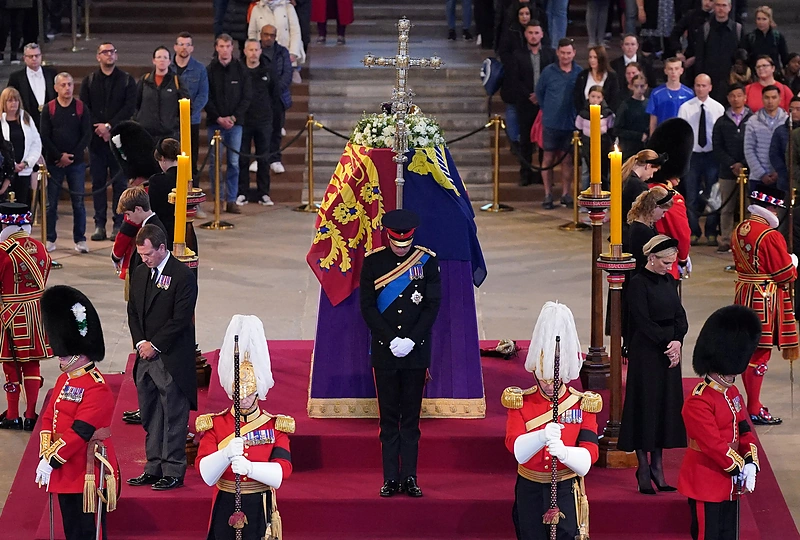 „Anūkų budynės“ prie Elizabeth II karsto / „Scanpix“ nuotr.