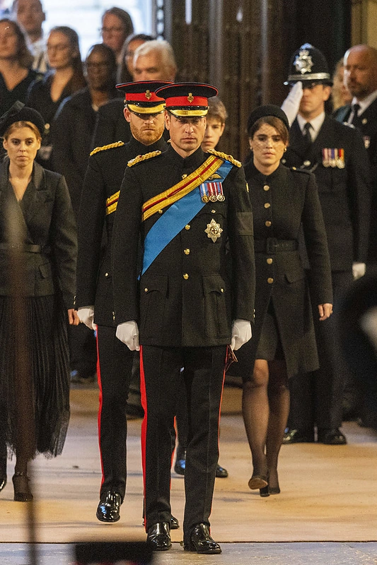 „Anūkų budynės“ prie Elizabeth II karsto / „Scanpix“ nuotr.