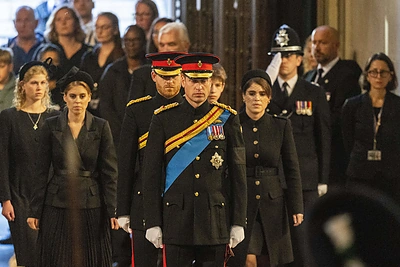 „Anūkų budynės“ prie Elizabeth II karsto / „Scanpix“ nuotr.