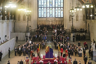 „Anūkų budynės“ prie Elizabeth II karsto / „Scanpix“ nuotr.