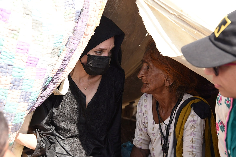 Angelina Jolie aplankė nuo potvynių nukentėjusius Pakistano gyventojus / „Reuters“/„Scanpix“ nuotr.