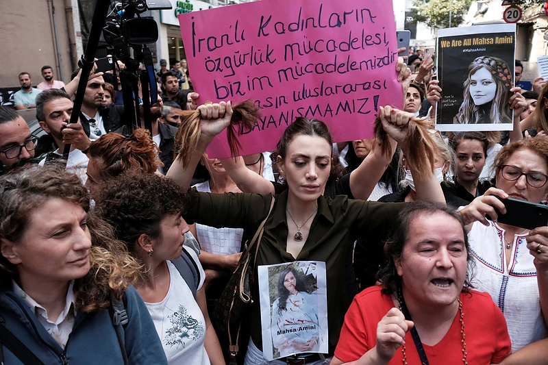 Moterys Turkijoje protestuoja prieš brutalų Irano moralės policijos elgesį / AFP/„Scanpix“ nuotr.