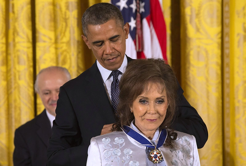 Loretta Lynn ir Barakas Obama / „Scanpix“ nuotr.