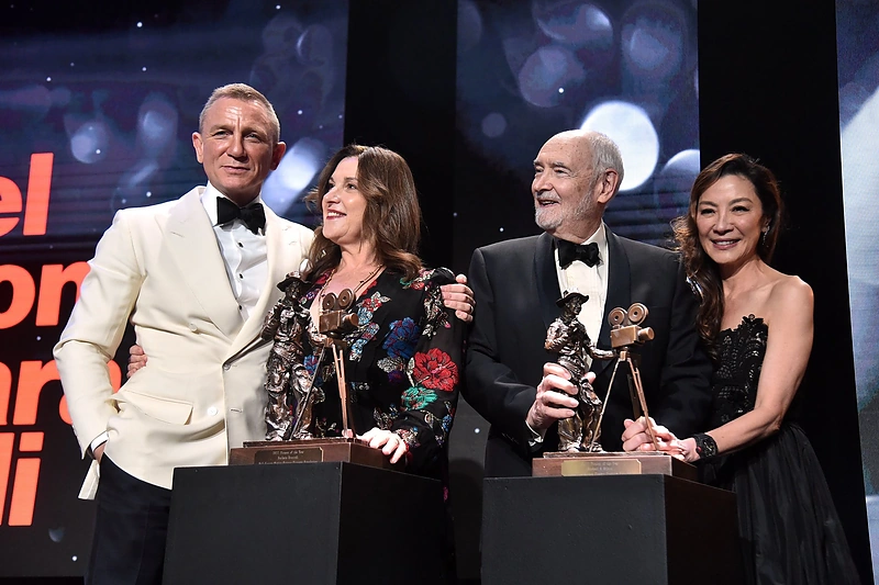 Danielis Craigas, Barbara Broccoli, Michaelas G. Wilsonas and Michelle Yeoh / Scanpix nuotr.