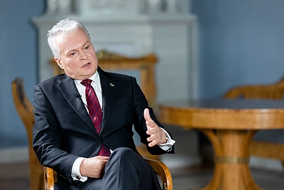 G.Nausėdai – aštri kritika dėl seksistinio pareiškimo apie kariuomenę, merginą ir ežerą
