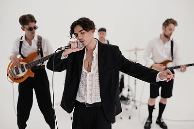 Rokas Yan klausytojams dovanoja pirmąjį albumą, pripildytą sentimentų