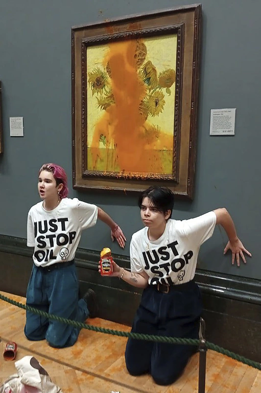 Protestuotojos pomidorų sriuba apipylė Vincento van Gogho paveikslą / „Scanpix“/AP nuotr.