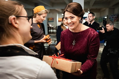 Diana Nausėdienė ir karalienė Mathilde lankėsi socialiniame restorane „Pirmas blynas“ / Eitvydo Kinaičio / Prezidento kanceliarijos nuotr.
