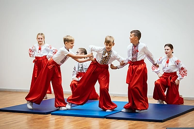 Diana Nausėdienė ir karalienė Mathilde lankosi Ukrainos centre / Eitvydo Kinaičio / Prezidento kanceliarijos nuotr.