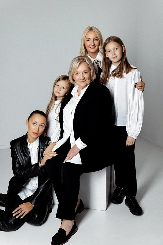 Viktorija Mauručaitė su mama Ala, dukromis Gabriele ir Angela bei anūkė Adrija / Dariaus Gedvilo nuotr.