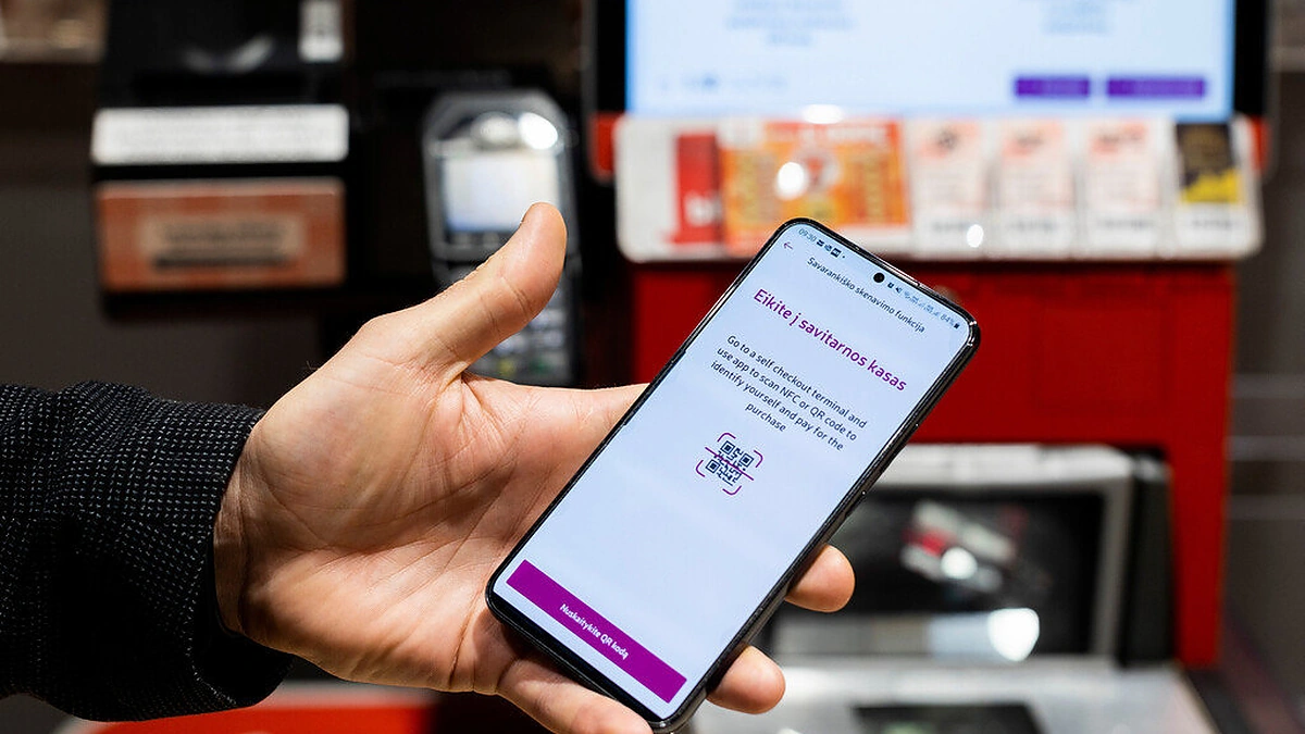 Galine telefono kamera greitai ir patogiai nuskenuosite produktų brūkšninius kodus, o jeigu produktai sveriami – lipduką su brūkšniniu kod / RIMI nuotr.