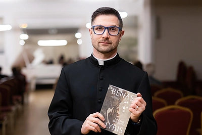 Naują knygą išleidęs kunigas Benas Lyris: „Kad taptum laimingas, tereikia pamilti savo kelią“