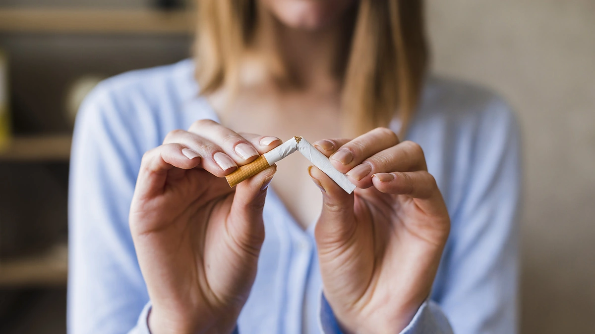 Moteris sulaužo cigaretę / Atstovų nuotr.