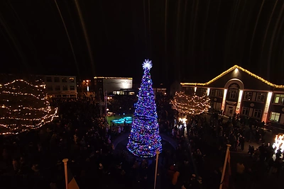 Gargžduose įžiebta fėjų apsupta Kalėdinė eglė: dainas dovanojo Violeta ir Vilius Tarasovai