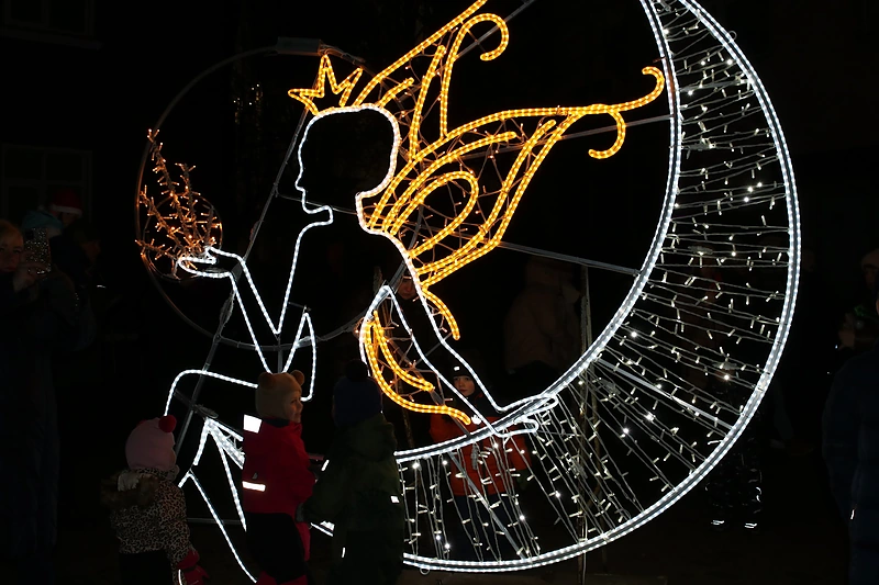 Gargždų Kalėdų eglė išpuošta fėjomis / Klaipėdos rajono savivaldybės nuotr.