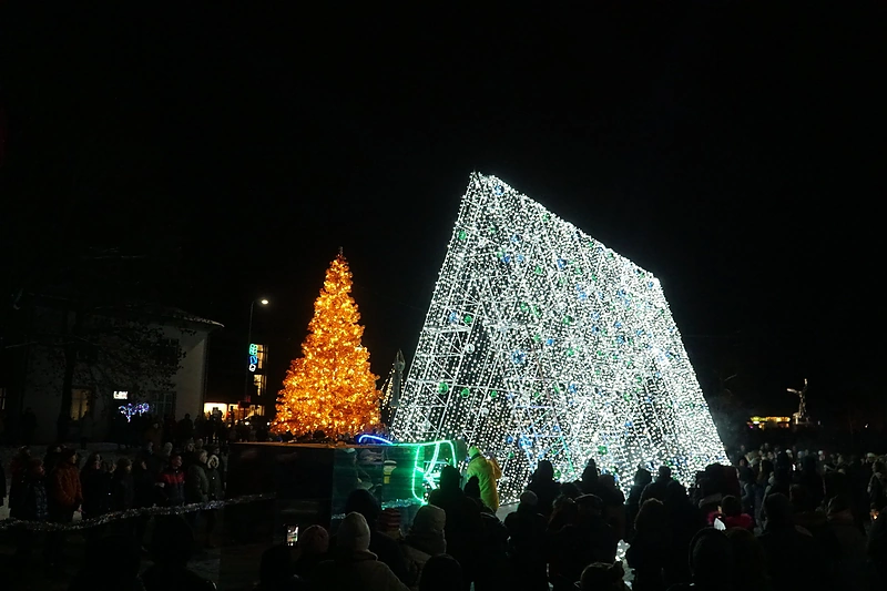 Anykščių Kalėdų eglė / Anykščių rajono savivaldybės nuotr.