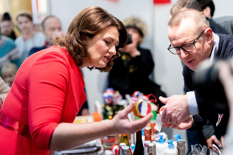 Vilniaus Rotušėje iškilmingas jubiliejinės 20-osios Tarptautinės Kalėdų labdaros mugės atidarymas / Lukas Balandis / BNS nuotr.