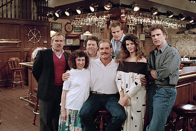 Kirstie Alley su kitais serialo "Cheers" aktoriais / „Scanpix“ nuotr.