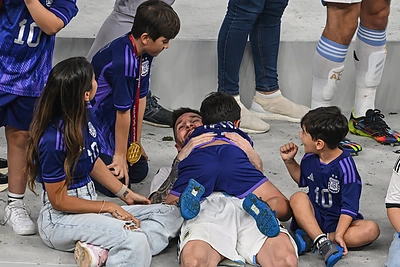 Lionelis Messi su žmona Antonela Roccuzzo ir sūnumis švenčia Argentinos triumfą / „Scanpix“ nuotr.