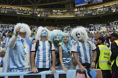Argentinos ir Prancūzijos sirgaliai prieš finalą Katare / „Scanpix“ nuotr.