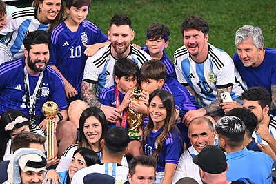 Lionelis Messi su žmona Antonela Roccuzzo ir sūnumis švenčia Argentinos triumfą / „Scanpix“ nuotr.
