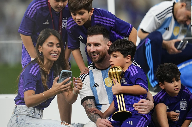 Lionelis Messi su žmona Antonela Roccuzzo ir sūnumis švenčia Argentinos triumfą / „Scanpix“ nuotr.