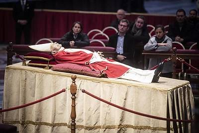 Popiežius Benediktas XVI pašarvotas Vatikane / AFP/„Scanpix“ nuotr.