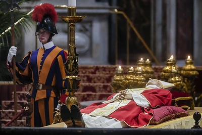 Popiežius Benediktas XVI pašarvotas Vatikane / AFP/„Scanpix“ nuotr.