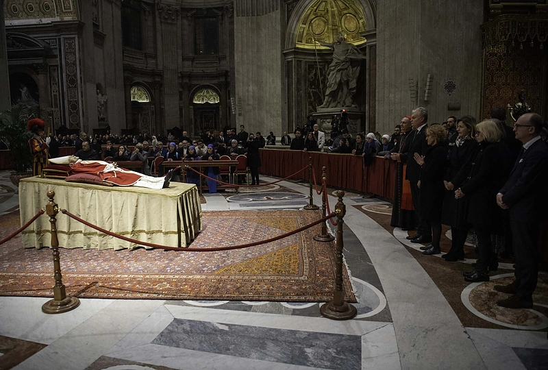 Gitanas Nausėda dalyvavo Popiežiaus emerito Benedikto XVI atsisveikinimo ceremonijoje / Lietuvos Respublikos Prezidento kanceliarijos / Roberto Dačkaus nuotr.