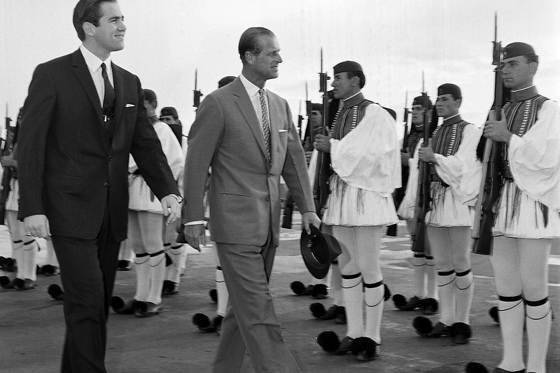 Buvęs Graikijos karalius Konstantinas II su dėde princu Philipu / AFP/„Scanpix“ nuotr.