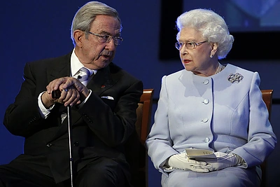Buvęs Graikijos karalius Konstantinas II su Jungtinės Karalystės monarche Elizabeth II / AFP/„Scanpix“ nuotr.