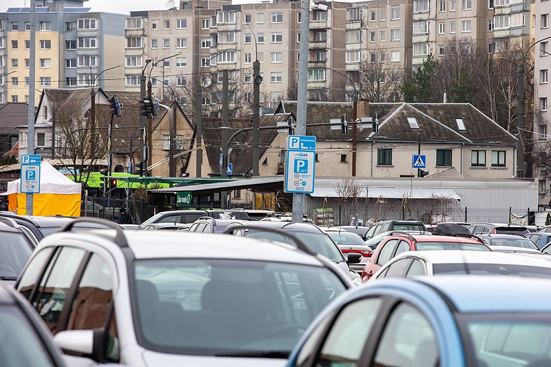 Stovėjimo aikštelė prie PC „Savas“ Kaune / Teodoro Biliūno / BNS nuotr.