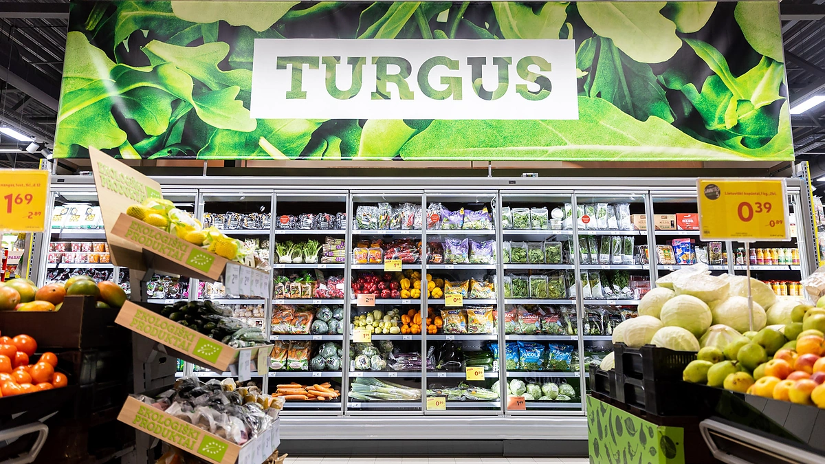 Pavasaris daugeliui pirkėjų asocijuojasi ir su skirtingų salotų gausa bei įvairove / „Rimi“ nuotr.