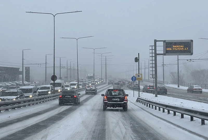 Penktadienio vakarą sugrįžus žiemai Vilniuje kilo spūstys / 15min ir skaitytojų nuotr.