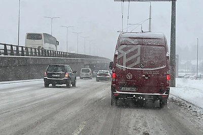 Penktadienio vakarą sugrįžus žiemai Vilniuje kilo spūstys / 15min ir skaitytojų nuotr.