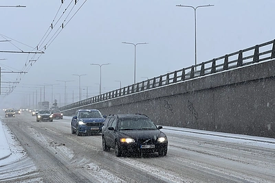 Penktadienio vakarą sugrįžus žiemai Vilniuje kilo spūstys / 15min ir skaitytojų nuotr.