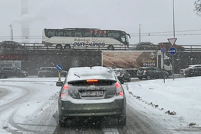 Penktadienio vakarą sugrįžus žiemai Vilniuje kilo spūstys / 15min ir skaitytojų nuotr.