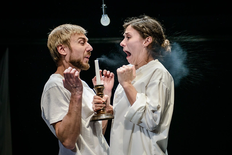 Aktoriai Daumantas Ciunis ir Indrė Patkauskaitė. Režisierės Gabrielės Tuminaitės spektaklis „Savižudis“. Vilniaus mažasis teatras. 2014, Vilnius / Lauros Vansevičienės nuotr.